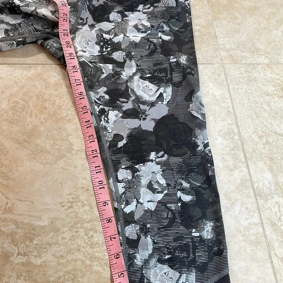 The North Face FlashDry Cropped Leggings L Black Gray Floral Print Activewear - Picture 8 of 12